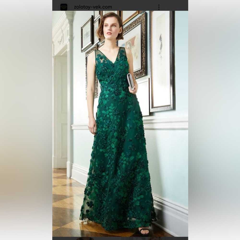 Elegant Green V-Neck Floral Appliqué Evening Gown